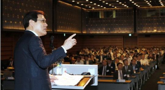 최종구 금융위원장이 4일 오후 서울 중구 대한상공회의소에서 생명보험협회 주관으로 열린 '보험, 미래를 향한 혁신' 국제세미나에서 기조연설을 하고 있다. 연합뉴스 제공